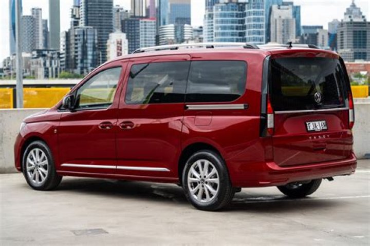 How are Maxie and Nina related on GH?